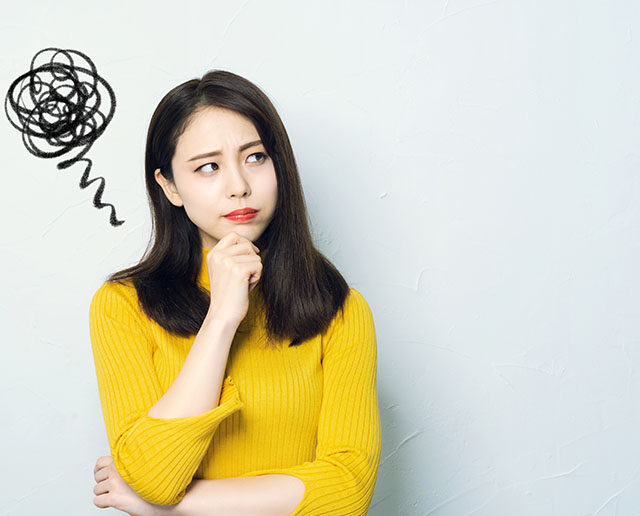 悩む女性