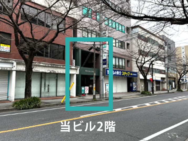 入り口が緑色の建物